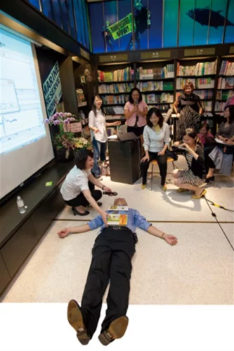 所謂的「腹式呼吸」,即吸氣後儘量將橫隔膜壓向腹腔,讓肚子鼓脹起來(腹動胸不動);呼氣時則肚子儘量壓縮凹陷,讓腹腔內的器官與組織一起做SPA。