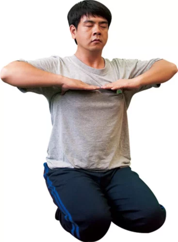 印度大師古儒吉自創的「淨化呼吸」,講究呼吸頻率與能量的共振,為顧及安全,孕婦、心血管疾病、青光眼患者不宜,也嚴禁一知半解者私下教授。